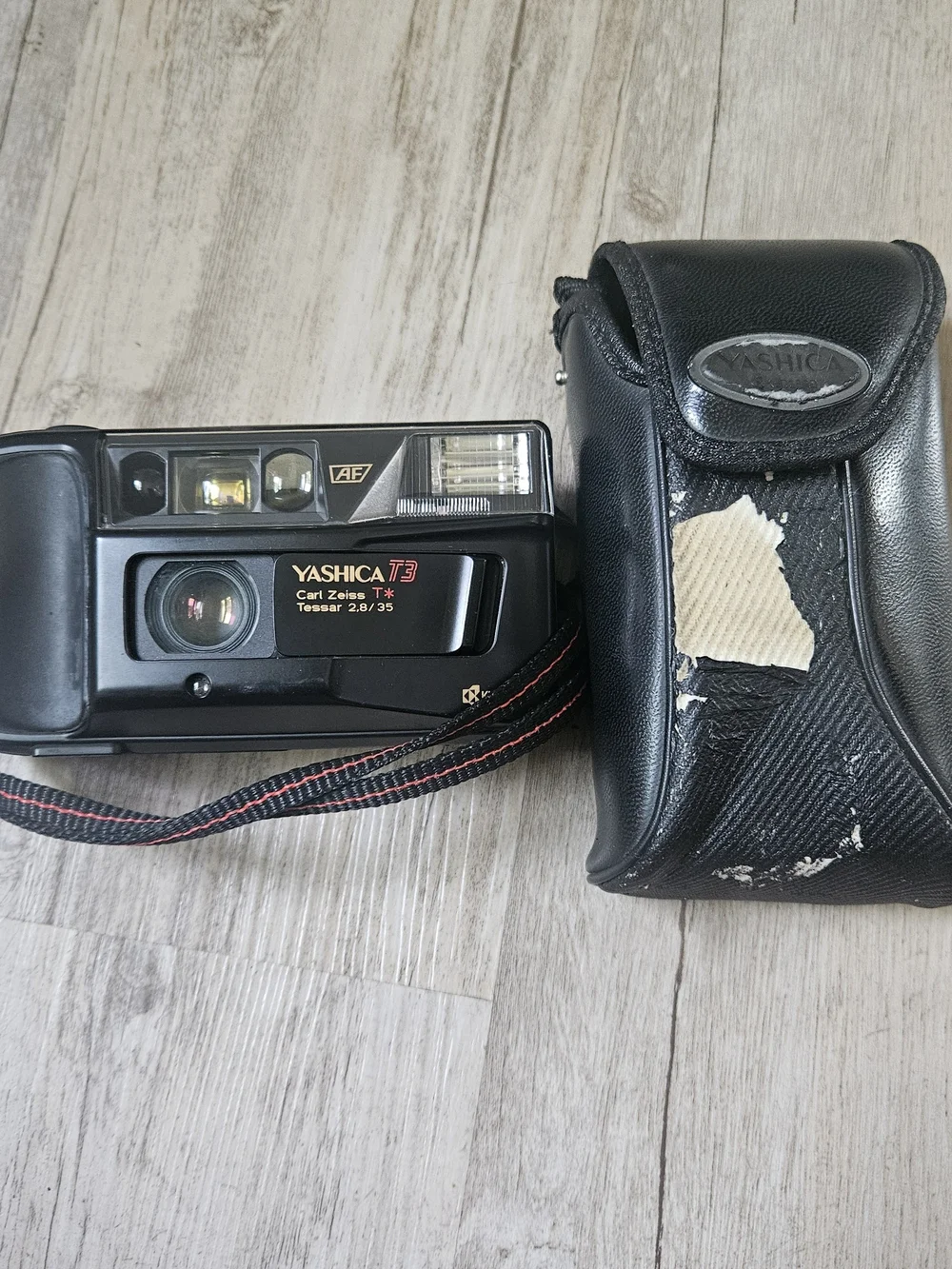 Yashica T3 Carl Zeiss Tessar 2.8/35  35mm Black Film Camera With Case Working